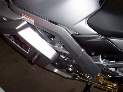 Suzuki SV 650 S [2003-2012] - Aero-Crash-Protektoren (Schwingenlagerung) Schwarz Suzuki SV650 Full Faired