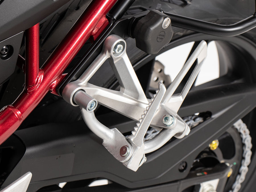 Honda CB 750 Hornet E-Clutch [2023-2026] - Soziusfußrasten Verlegung silber