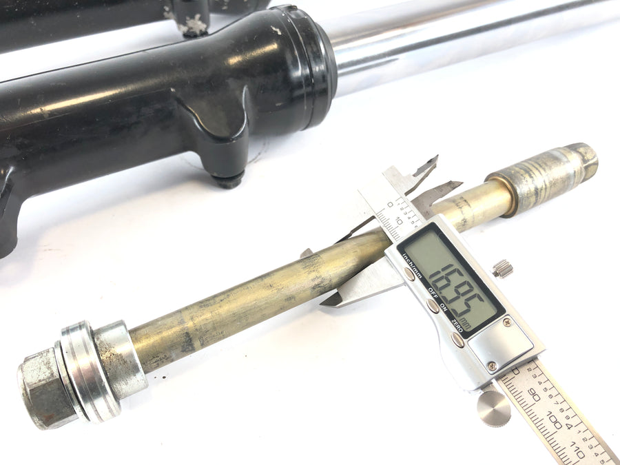 Triumph Thruxton 900 [2004] - Fork Telescopic fork with axle