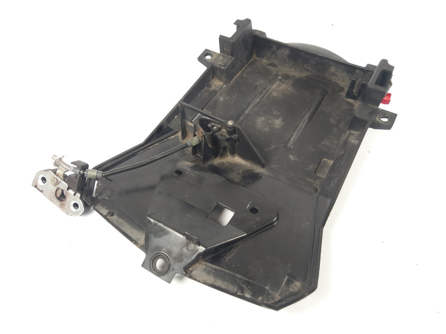 Aprilia RS4 125 TW [2013] - Inner panel seat lock