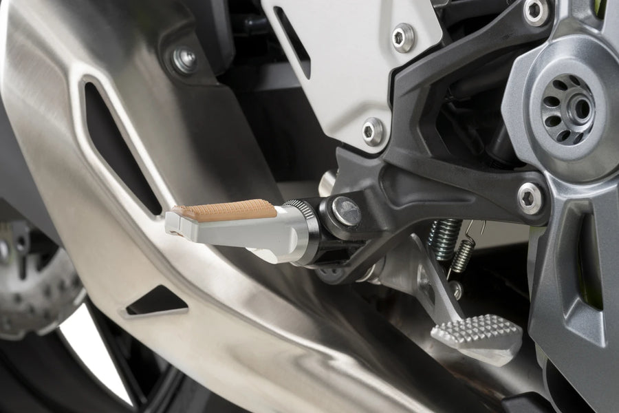 KTM RC 390 [2025] – Vintage footrests – silver