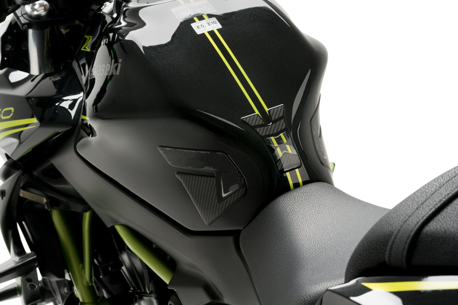 KAWASAKI Z 650 [2025] – Specific tank protection – Carbon look