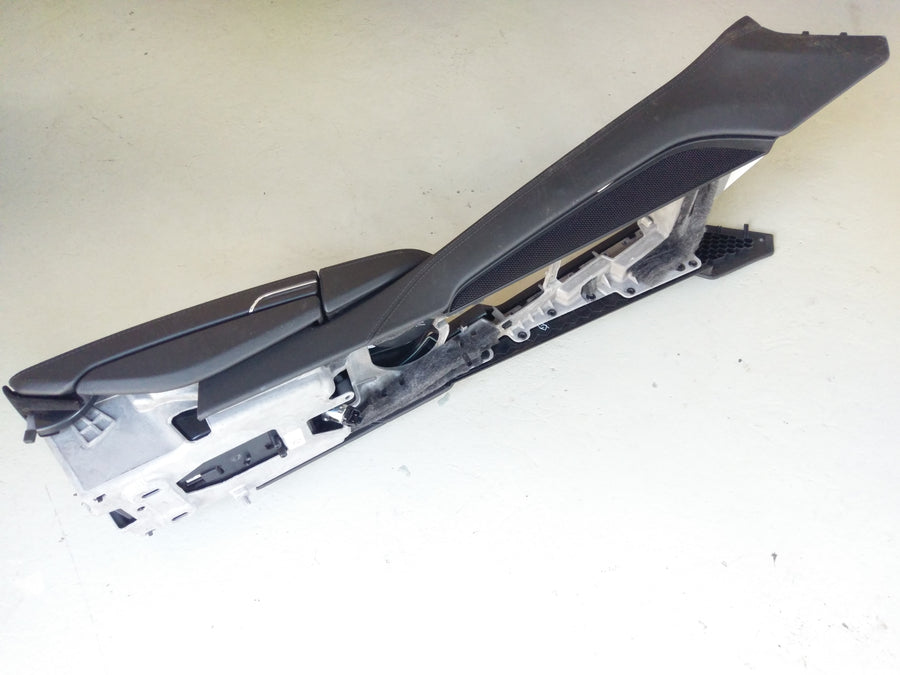 Porsche Panamera Turbo [2010] - Center console front black leather armrest
