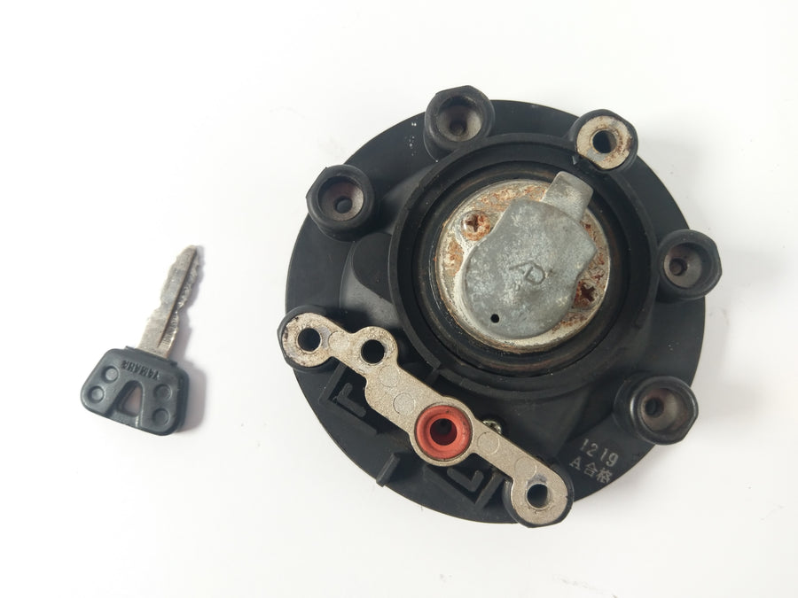 Yamaha TDM 850 3VD [1992] - Tank cap with key
