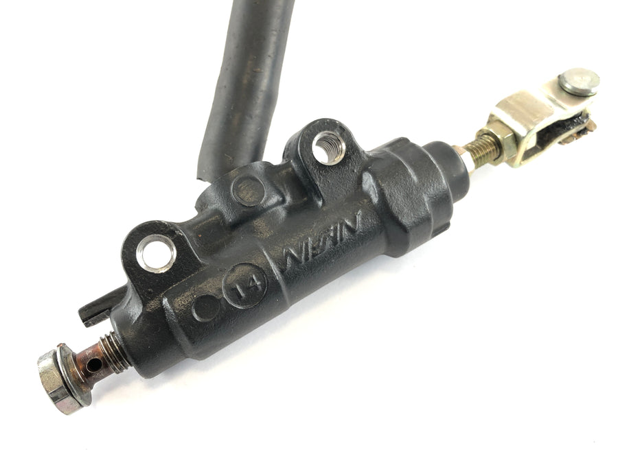 Triumph Thruxton 900 [2004] - rear brake pump