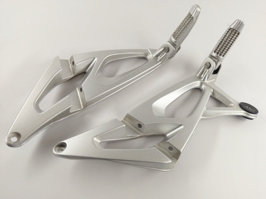 BMW K 1200 R [2010] - Passenger footrests with holder