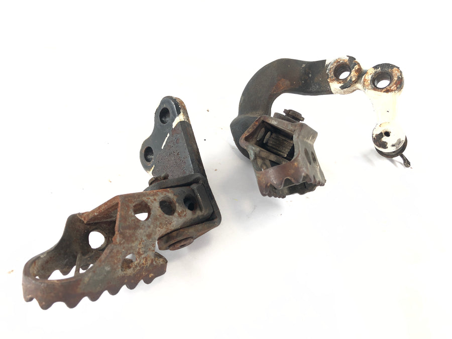 Yamaha TT 600 59X [1990] - Footrests Driver footrests right and left