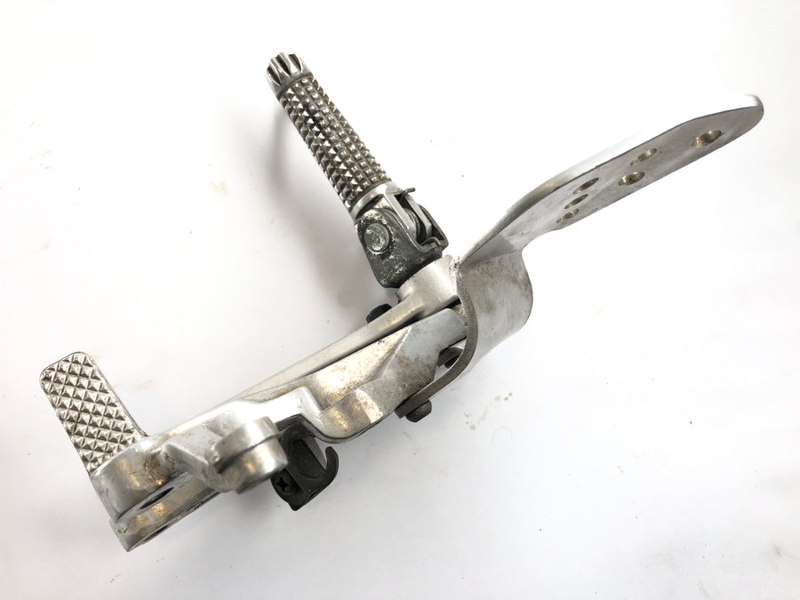 Yamaha YZF R6 RJ03 [2000] - Right footrest with brake pedal Driver's footrest