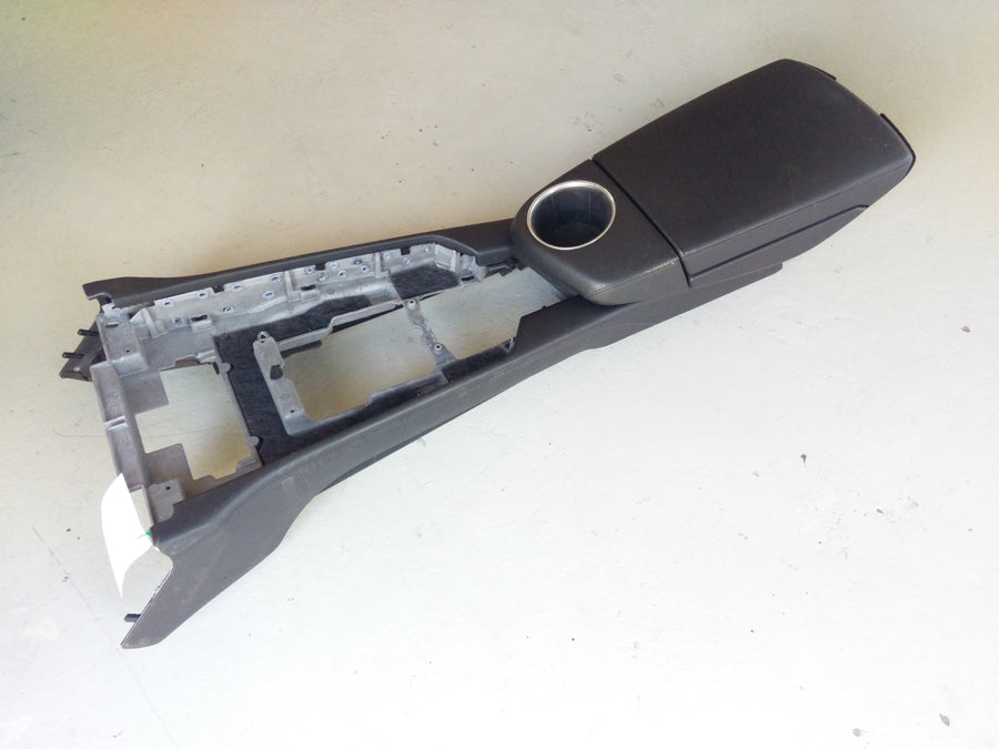 Porsche Panamera Turbo [2010] - Center console front black leather armrest