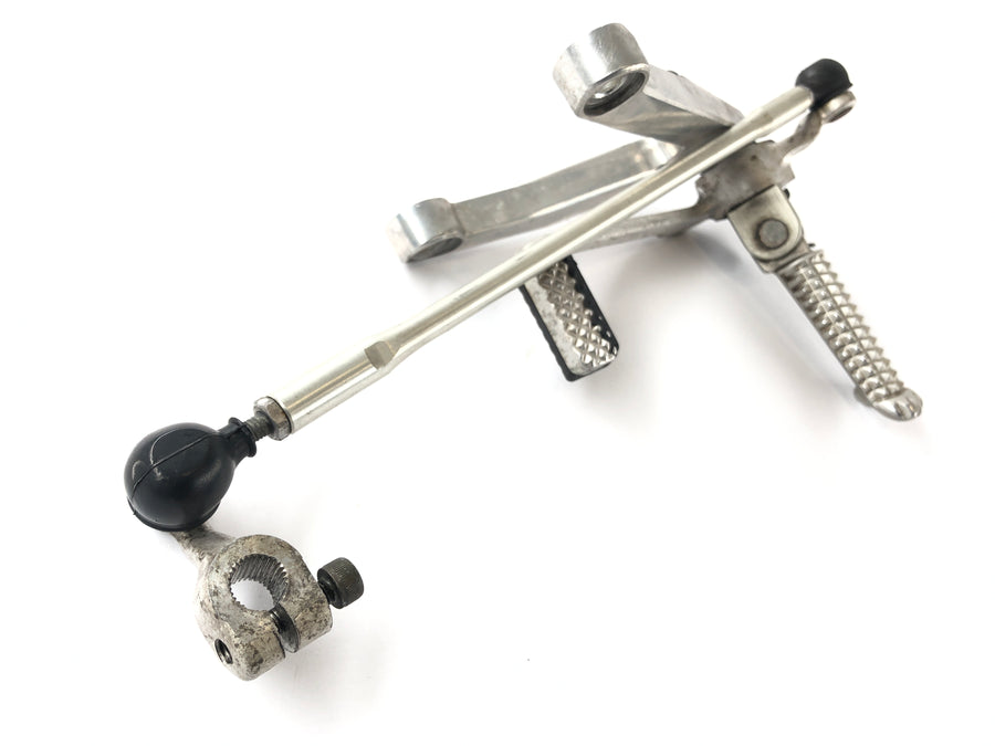 Yamaha YZF R1 RN04 [2000] - Left footrest with gear lever and gearshift linkage