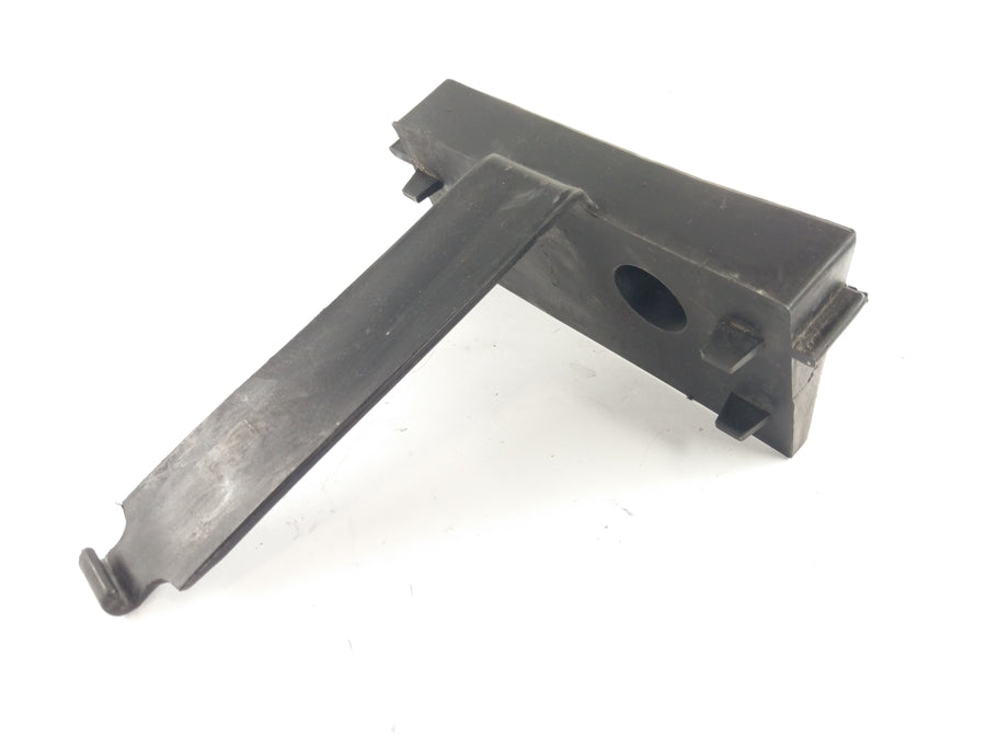 Triumph Speed ​​Triple T509 885i [1998] - Battery compartment fixing