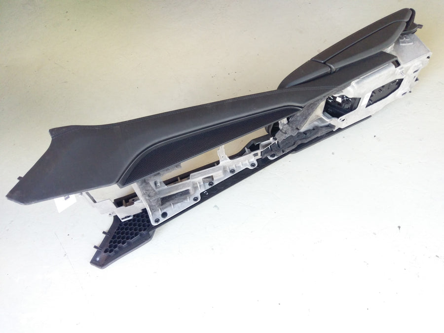 Porsche Panamera Turbo [2010] - Center console front black leather armrest