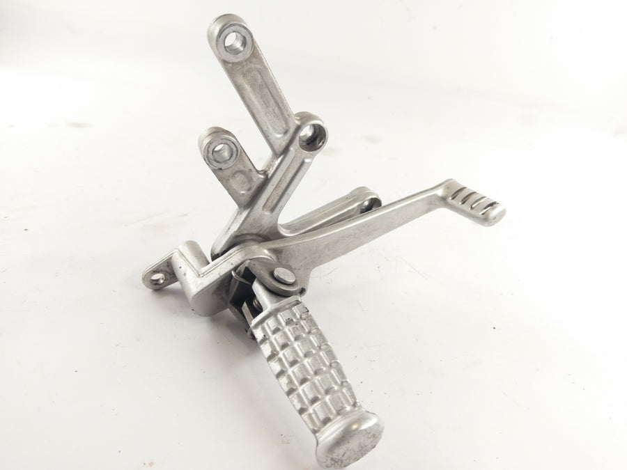 Triumph Speed ​​Triple T509 885i [1998] - Right footrest with bracket and brake pedal
