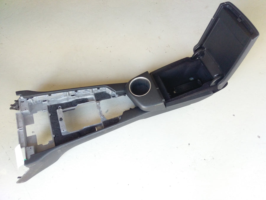 Porsche Panamera Turbo [2010] - Center console front black leather armrest