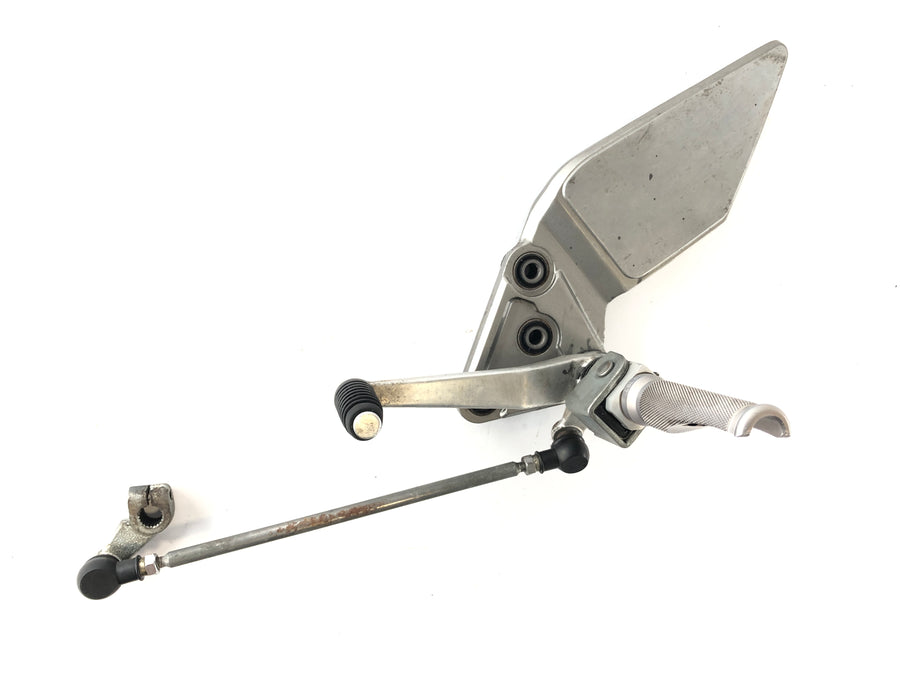 Suzuki Bandit GSF 1200 S WVA9 [2001] - Driver footrest left with holder and gearshift pedal