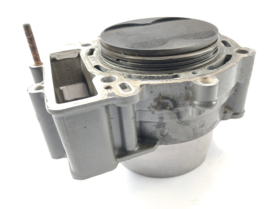 KTM 950 SM LC8 [2008] - cylinder with pistons in the back
