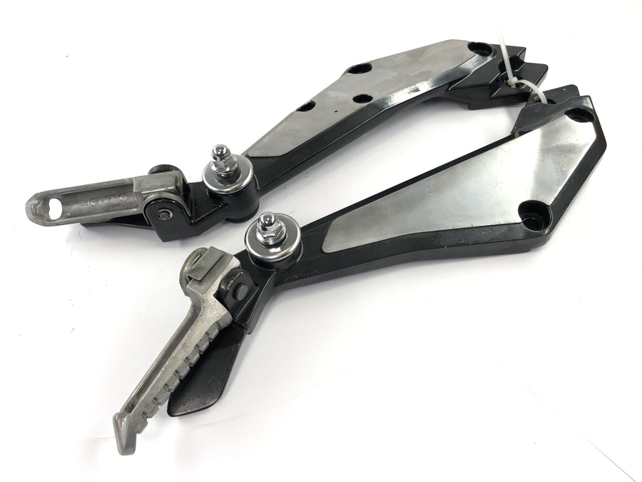 Kawasaki GPZ 1100 ZXT10E [1997] - Rast holder and footrests on the right and left socias