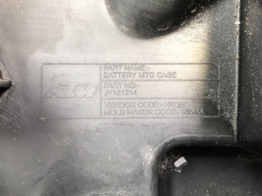 KTM RC 125 [2016] - Battery box subframe battery compartment with tank fairing at the front