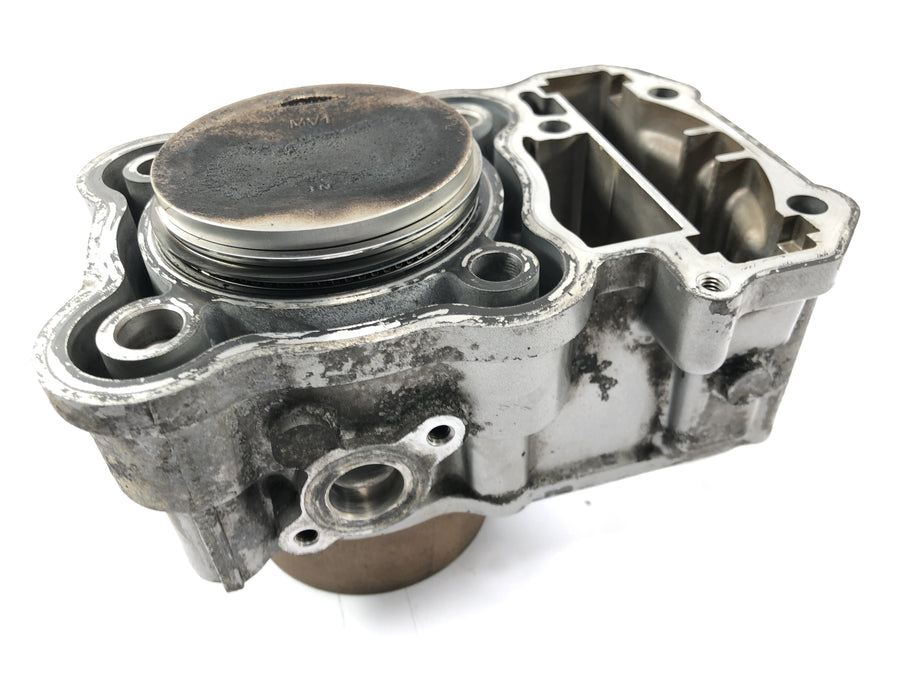 Honda XRV 750 Africa Twin RD04 [1990] - cylinder with piston at the front