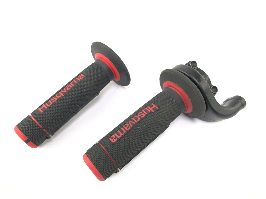 Husqvarna SM 630 A4 [2010] - Handlebar fitting right throttle grip with rubber grips
