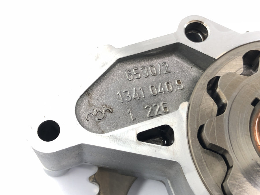 BMW R 1150 R R21 [2003] - oil pump with oil pump shaft and housing