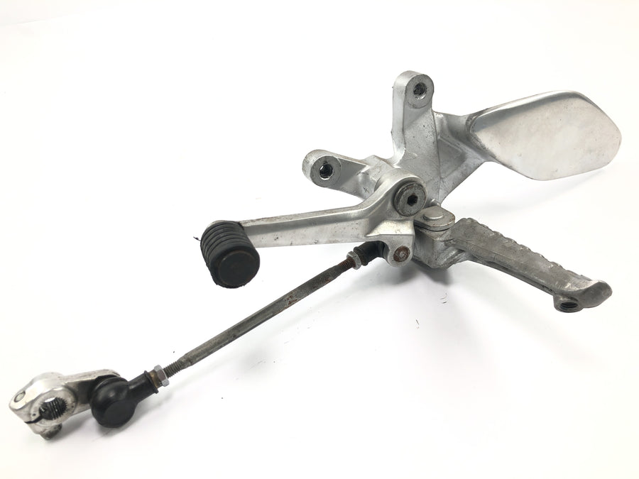 Yamaha YZF 750 R 4HN [1995] - Driver's footrest system on the left with shift pedal and linkage