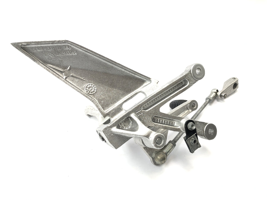 Aprilia RST 1000 Futura [2002] - Driver's footran on the left with gear lever and linkage