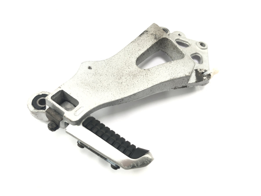 Suzuki GSX R 1100 GU74C [1987] - Pillion footrest with bracket on the right