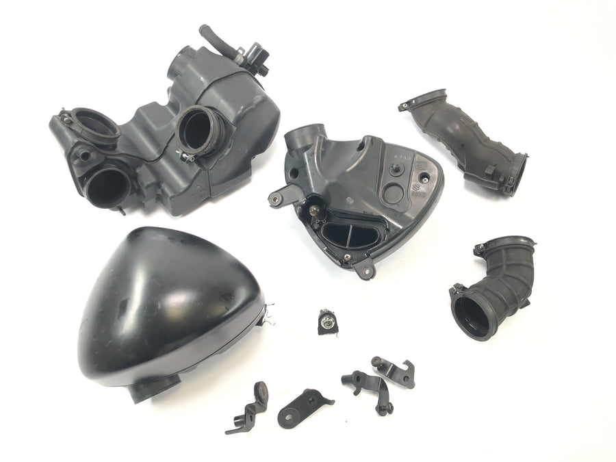 Suzuki VZ 1500 WVCU [2011] - Air filter box airbox air filter housing intake box