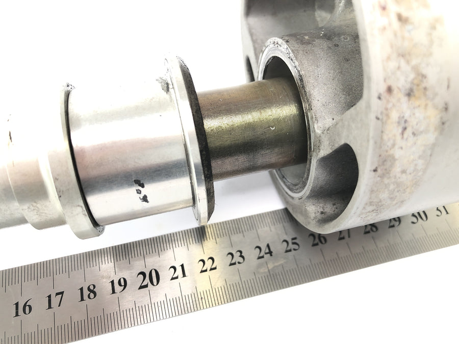 Benelli TNT 1130 [2009] - Rear axle shaft with chain tensioner
