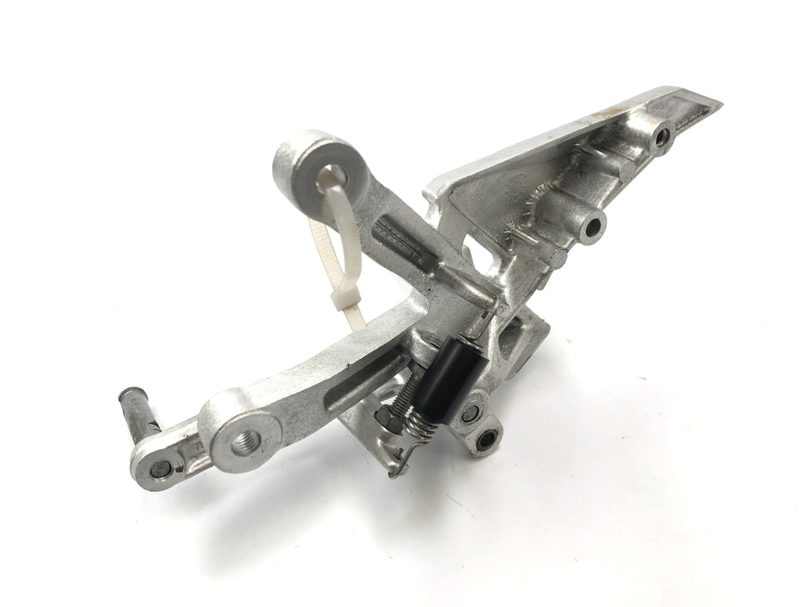 Aprilia RST 1000 Futura [2002] - driver's footrest ripen on the right with brake pedal