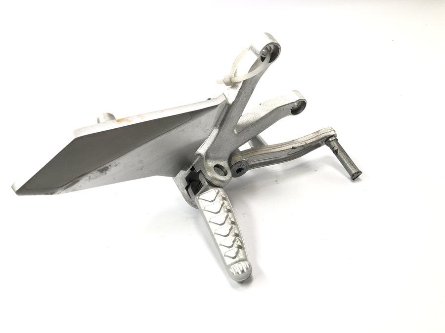 Aprilia RST 1000 Futura [2002] - driver's footrest ripen on the right with brake pedal