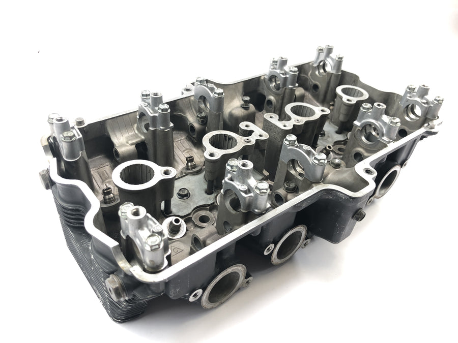 Suzuki GSX R 1100 GU74C [1987] - Cylinder head valve head cylinder head housing