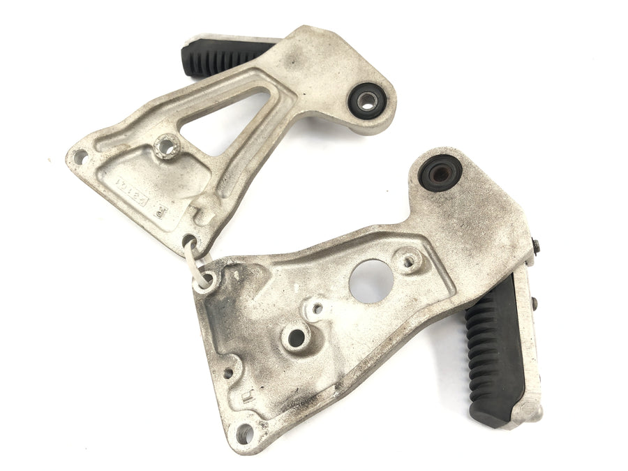 Suzuki GSX R 1100 GV73B [1990] - Pediatric footrests on the left and right with holder