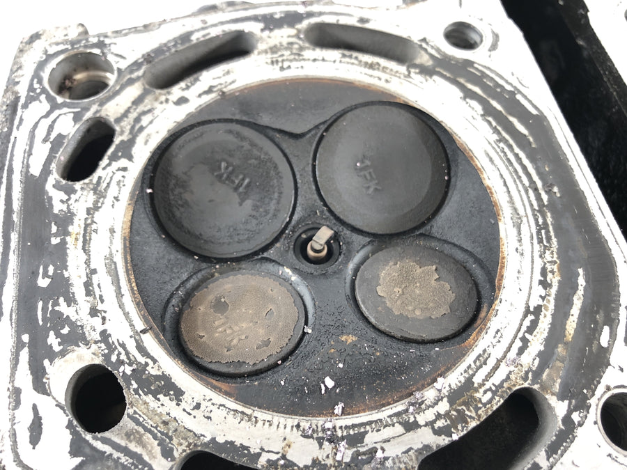 Yamaha V Max 1200 2we [1996] - cylinder head at the back