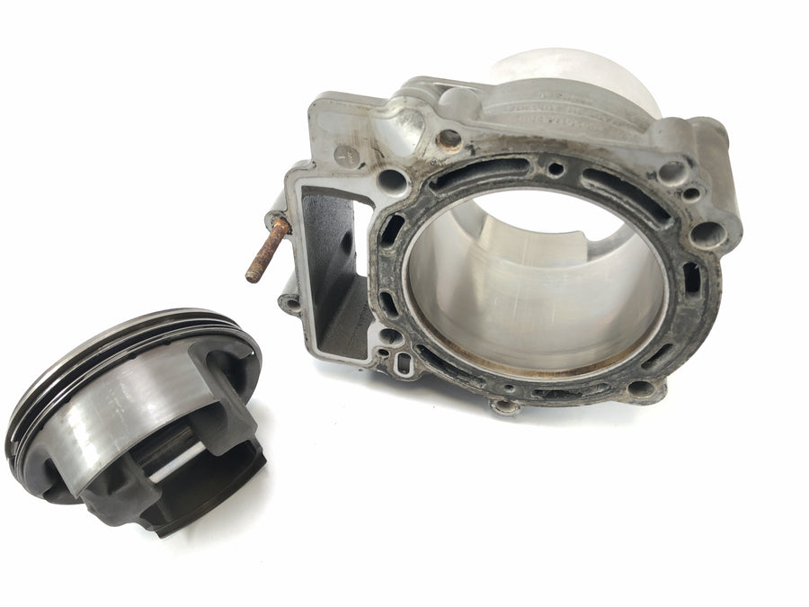 KTM 950 SM LC8 [2008] - cylinder with pistons in the back
