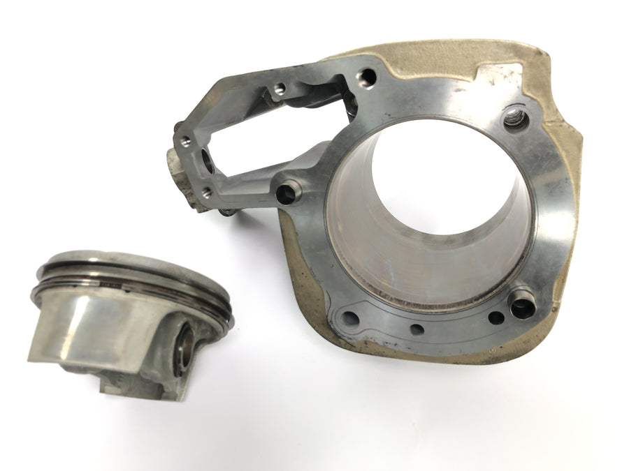 BMW R 1100 RT 259 [1999] - cylinder with piston on the right