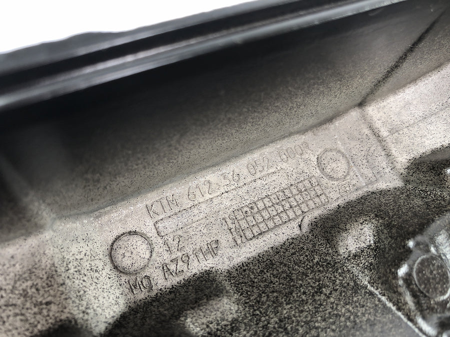 KTM 1050 Adventure [2017] - valve lid at the back