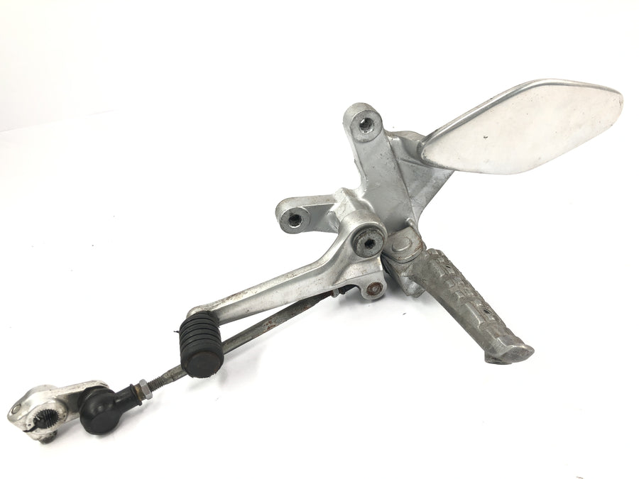 Yamaha YZF 750 R 4HN [1995] - Driver's footrest system on the left with shift pedal and linkage
