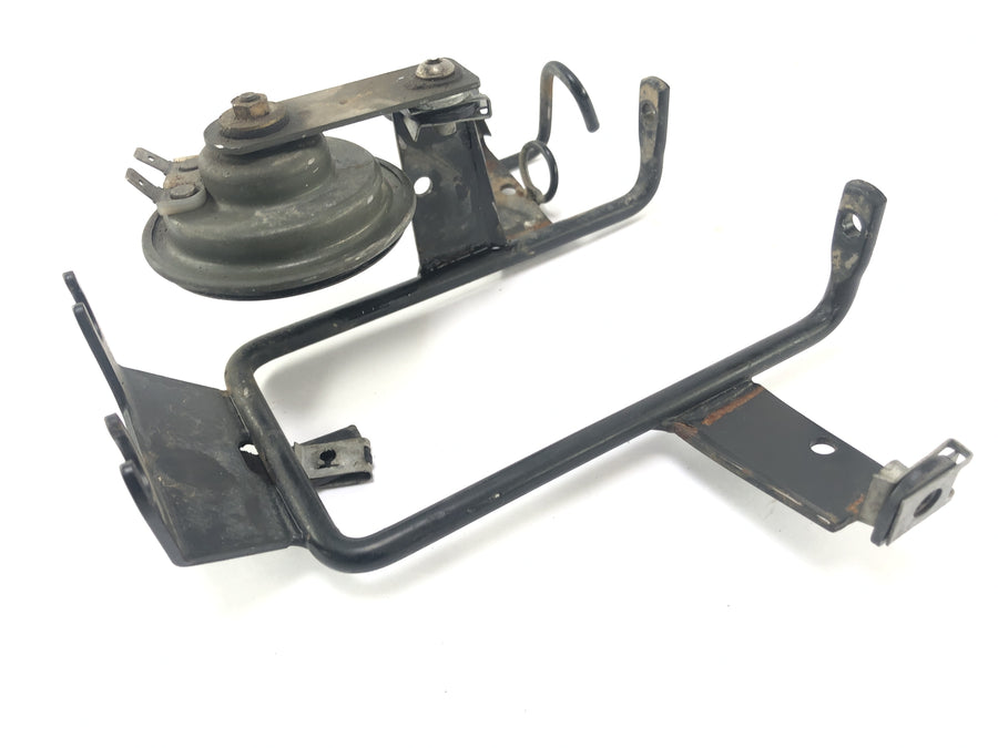 Yamaha XT 125X [2004] - Front fairing bracket with horn