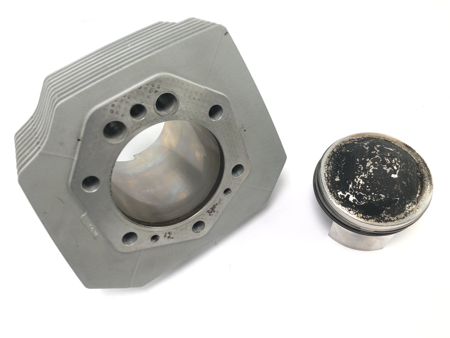 Moto Guzzi V11 Sport [1999] - cylinder with piston on the right
