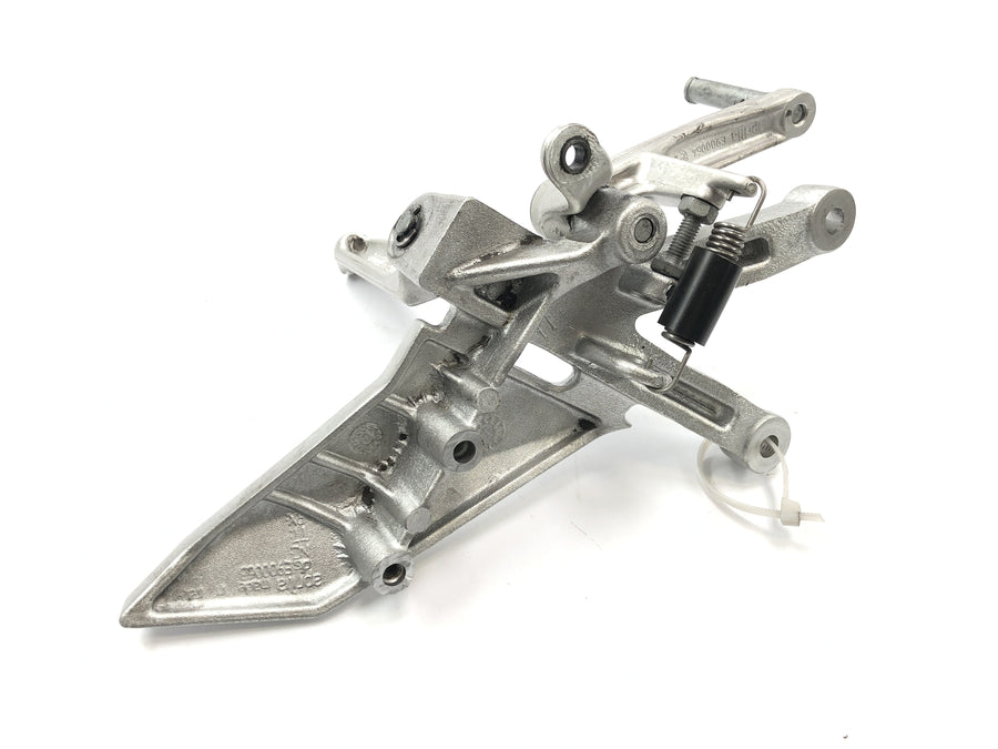 Aprilia RST 1000 Futura [2002] - driver's footrest ripen on the right with brake pedal