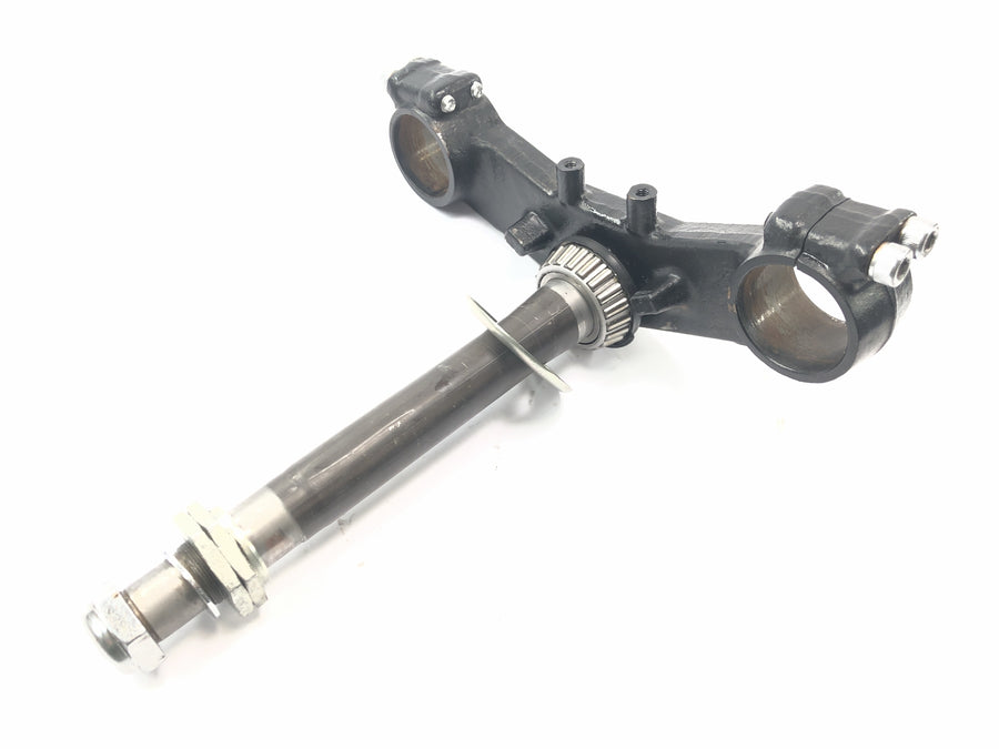 Triumph Daytona 900 T300 [1996] - lower fork bridge, steering head mount fork holder