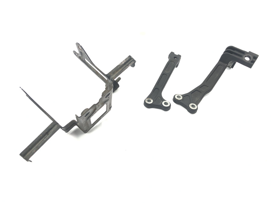 Aprilia RSV 1000 R [2004] - Radiator bracket radiator