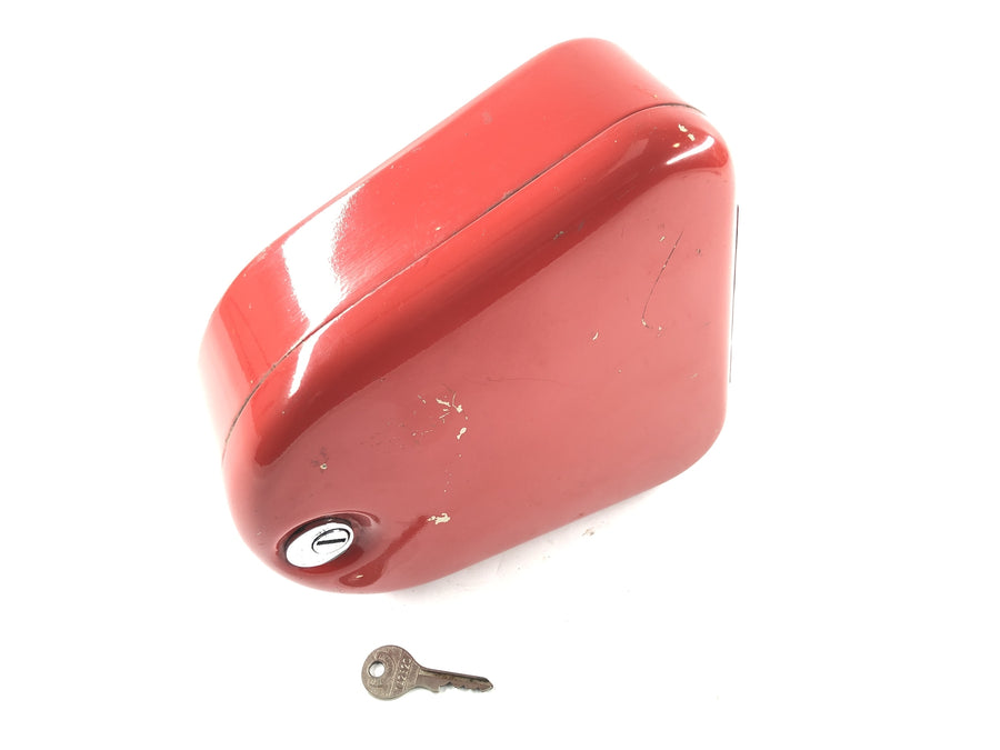 Moto Guzzi V7 Special [1971] - side cover tool compartment lid lockable with key
