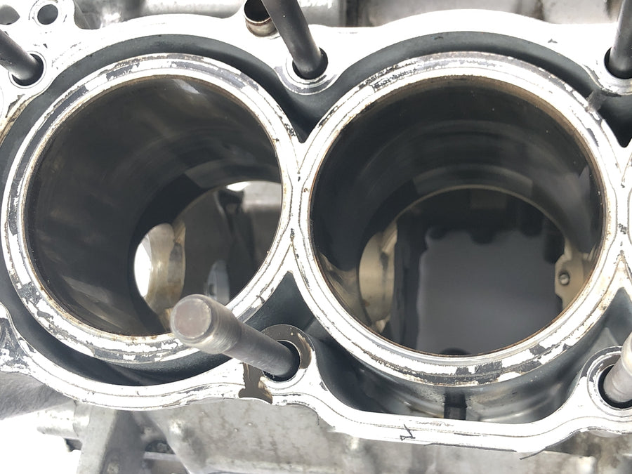 Yamaha YZF R1 RN04 [2001] - Engine block engine housing crankcase with pistons