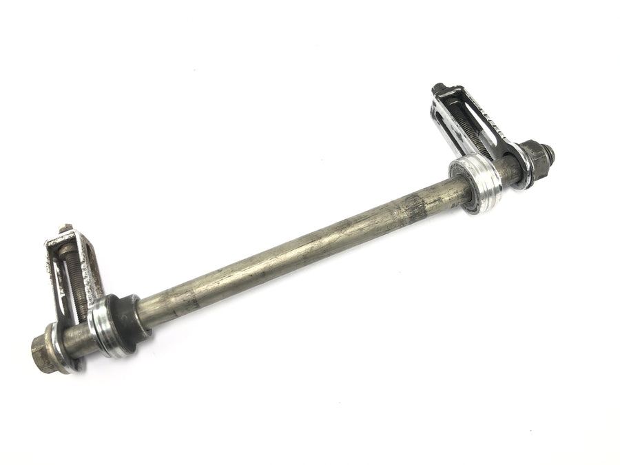 Triumph Bonneville T100 986MF [2012] - Rear wheel axle axle with chain tensioner
