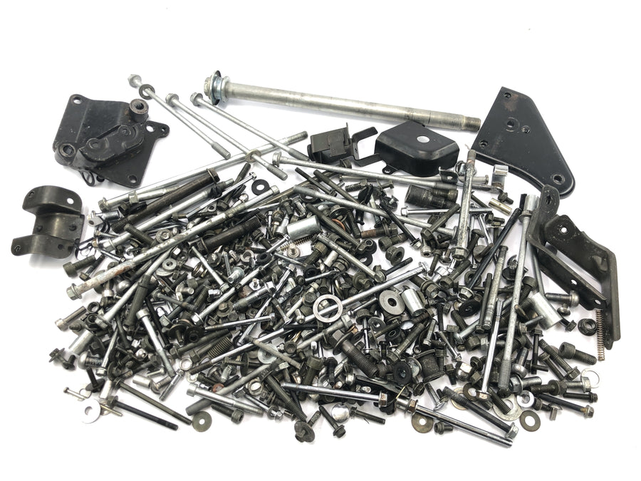 Suzuki Intruder VL 1500 AL [2000] - leftover parts and screws mixed lot