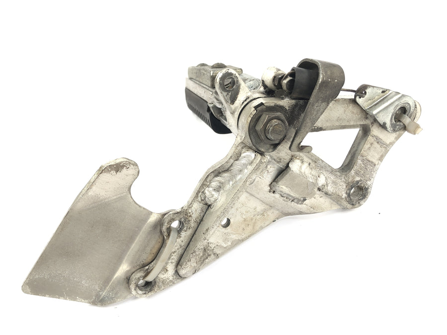 Suzuki GSX R 1100 GV73B [1990] - driver's footrest