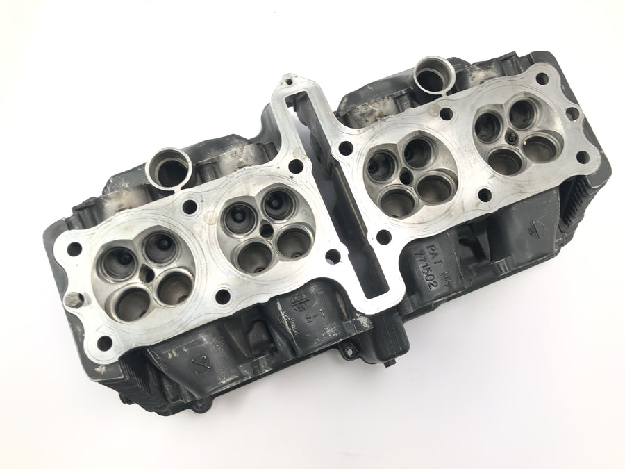 Suzuki GSX R 1100 GU74C [1987] - Cylinder head valve head cylinder head housing